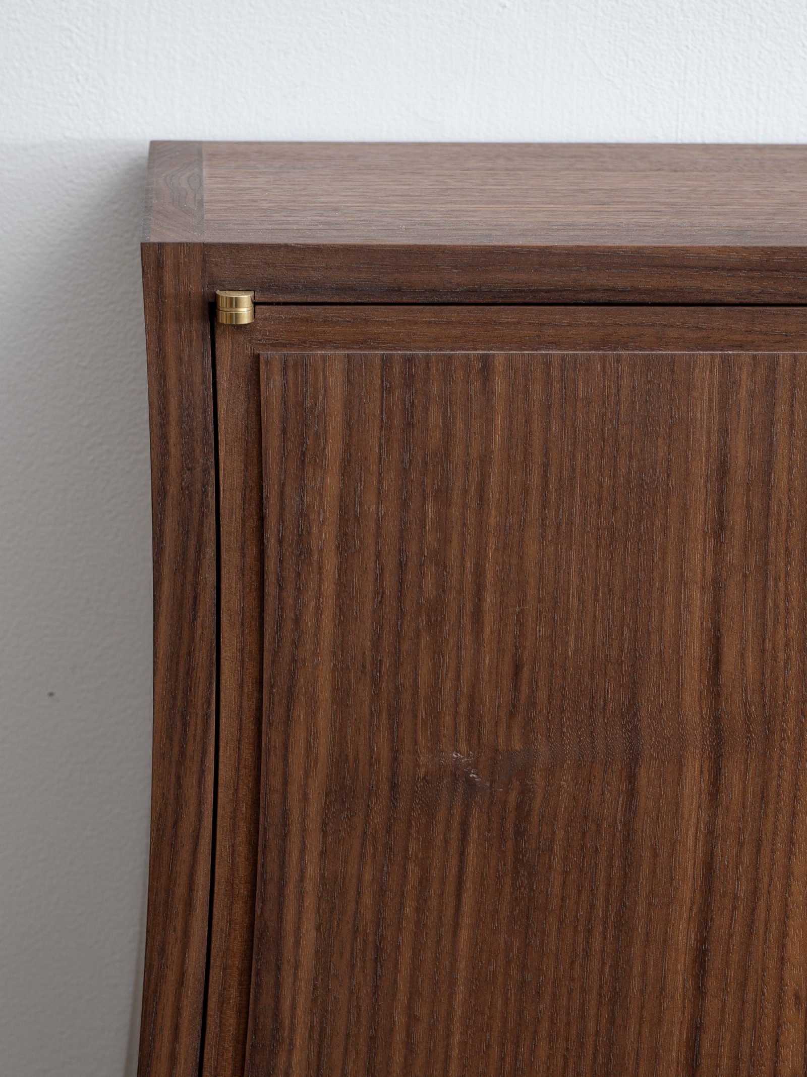 Gala — walnut and brass corner detail